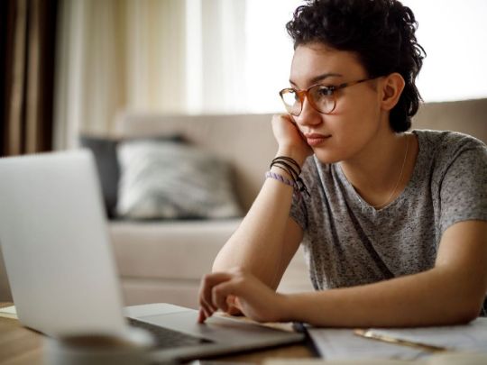 подросток сидит за компьютером