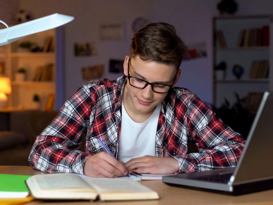 мальчик делает уроки