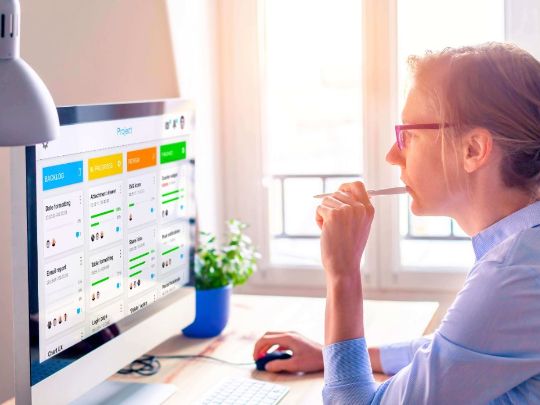 женщина смотрит в монитор