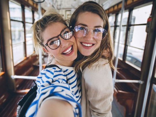 две сестры в очках