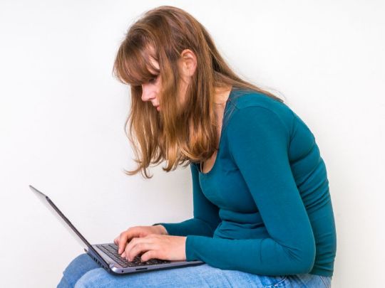 сутулость у девушки