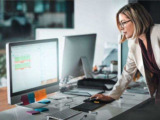 офисный работник за компьютером