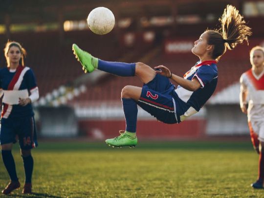 девушка играет в футбол