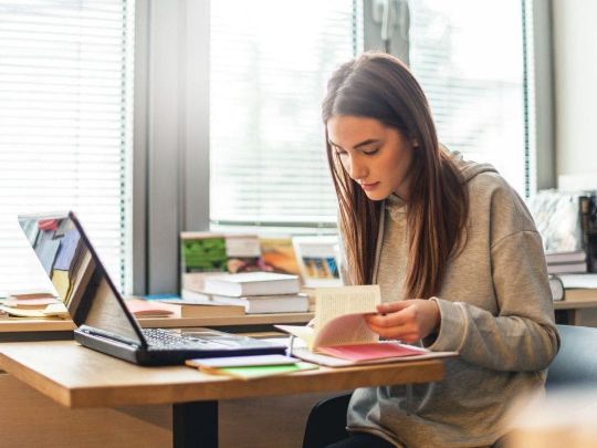 девушка делает уроки