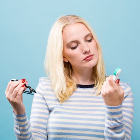 очки или линзы