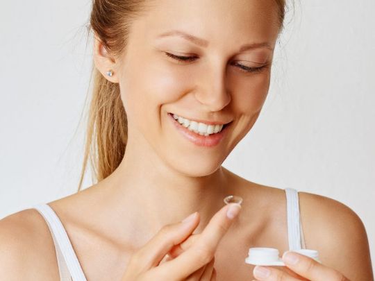 девушке больше не нужны линзы