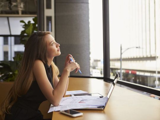 девушка отдыхает от компьютера