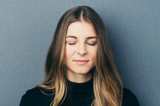 девушка моргает