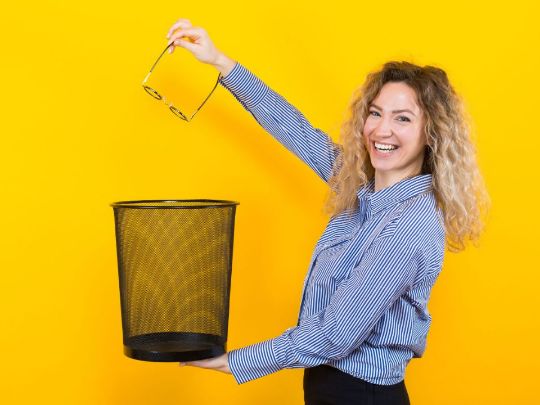 девушка выбрасывает очки